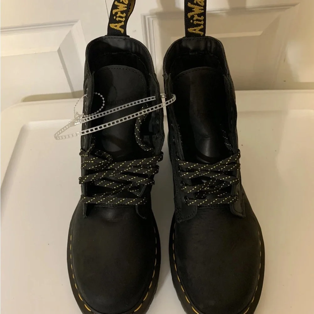 Dr. Martens mens sz 7M‎ Black Leather Boots with Yellow Stitching 1460 panel